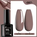 Vue détaillée du vernis gel marron moka montrant la finition top coat brillant et mat - 087 (Brun Morandi)