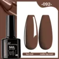 Détail du vernis à ongles gel marron avec finitions top coat brillante et mate - 092 (Brun Chocolat Foncé)