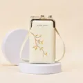 Mini sac à bandoulière crème brodé avec fermeture à fermoir et texture cuir élégante - Blanc