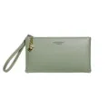 Elegante hellgrüne Clutch aus genarbtem Leder mit Handschlaufe und Herzanhänger. - Hellgrün
