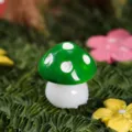 Bonita mini figura de hongo de resina verde para micro paisaje DIY manualidades y decoración. - 1cm de Altura / Verde