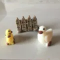 Miniature resin landscape decoration set with yellow and white ducks and fence figurine - Duckling Set