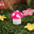 Mini figura de hongo rosa de resina, lindo accesorio de bricolaje para micropaisaje arte. - 1cm de Altura / Rosa Rojo