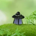 Mini lanterna pendente in resina, accessorio per micro paesaggio nero e viola. - Lanterna a vento luminosa, viola