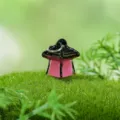 Ciondolo micro paesaggio in resina, mini lanterna rosa e nera per decorazioni. - Lampada a petrolio rosa acceso luminosa
