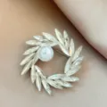 Elegant wreath brooch with marquise rhinestones and central pearl for suits - White Wreath