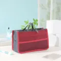 Detailansicht der multifunktionalen Kosmetiktasche mit mehreren praktischen Netztaschen. - Burgunderrot