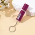 Primo piano di un atomizzatore di profumo portatile da 5 ml con strass magenta e portachiavi - Rosso rosa