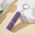 Detalle del llavero con frasco de perfume recargable con pedrería morada y plateada - Púrpura