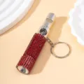 Detailansicht eines 3-in-1 Multifunktions-Schlüsselanhängers mit roten Strasssteinen - 3-in-1 Funktion (Pfeife + Kompass + Taschenlampe) / Rot