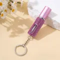 Gros plan d'un porte-clés atomiseur de parfum de 5 ml orné de brillants strass roses - 5ml / Rose