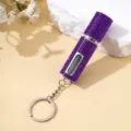 Dettaglio di un portachiavi atomizzatore di profumo portatile da 5ml con strass viola lucidi - Viola