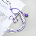 Nahaufnahme eines handgeflochtenen Schlüsselanhängers mit violetter Acrylschleife - Hellviolett