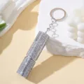 Primer plano de un llavero atomizador de perfume portátil de 5 ml con pedrería. - Plateado