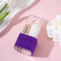 Detalle de un estuche portátil para brochas de maquillaje con pedrería púrpura brillante. - Juego de 8 / Púrpura