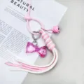 Nahaufnahme von handgefertigtem geflochtenem Schlüsselanhänger mit rosa Acrylschleife - Rosa