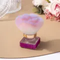 Detalle de brocha de maquillaje de lujo con diamantes imitación y cerdas degradadas suaves - Rosa rojo