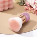 Primo piano di un pennello per unghie con strass rosa e setole morbide sfumate - Rosa