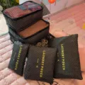 Detailansicht des Oxford Stoff Reise Packtaschen Sets mit dunklem Muster und Text. - Marineblaue Sterne