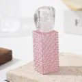 Detailaufnahme der 5 ml nachfüllbaren Lippenstiftflasche mit rosa Perlen und Strass - Rosa Künstliche Perle und Strass
