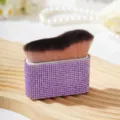Gros plan d'un gros pinceau à poudre avec manche en strass violets et poils en nylon - Mauve Clair