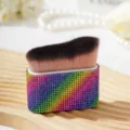 Vue détaillée d'un pinceau de maquillage de luxe avec un manche en strass arc-en-ciel coloré - Coloré