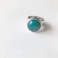 Vista detallada de un anillo de plata minimalista con una piedra que cambia de color - Talla 6 / Piedra de Humor Chapada en Plata