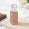 Detailansicht einer 5ml Lipgloss-Flasche mit funkelnden champagnerfarbenen Strasssteinen. - Champagnergold