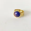 Primer plano detallado de un anillo dorado con una piedra redonda que cambia de color - Talla 5 / Piedra de Humor Chapada en Oro