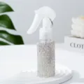 Detailansicht einer Sprühflasche mit funkelnder, schillernder Strass-Dekoration - 60ml / AB Weiß