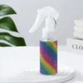Detailansicht einer tragbaren PET-Sprühflasche mit funkelnden Regenbogen-Strasssteinen - 60ml / bunt
