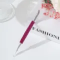 Nahaufnahme eines Nagel-Punktierstifts mit rosa Strasssteinen und Nagelhautschieber - Fuchsia