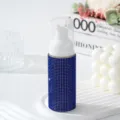 Gros plan détaillé d'un flacon pompe à mousse de 60 ml recouvert de strass bleu vif - 60ml / Bleu saphir