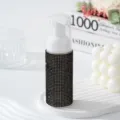 Détail d'un flacon pompe mousse de 60 ml orné de strass noirs élégants pour voyage - 60ml / Noir