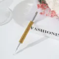 Detail eines mit Strass besetzten Nagelwerkzeugs aus Edelstahl mit bernsteinfarbenen Kristallen - Gelb