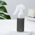 Detailansicht einer luxuriösen, mit schwarzen Strasssteinen besetzten PET-Sprühflasche - 60ml / Schwarz