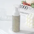 Détail d'un flacon pompe à mousse de 60 ml orné de strass irisés pour le voyage. - 60ml / Blanc AB