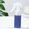 Nahaufnahme einer mit blauen Strasssteinen verzierten PET-Sprühflasche - 60ml / Saphirblau