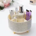 Detailopname van luxe strass organizer met 5 vakken gevuld met make-up borstels - AB Wit