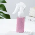 Nahaufnahme einer rosa mit Strass besetzten Sprühflasche mit detaillierter Diamanttextur - 60ml / Rosa