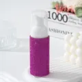 Vue détaillée d'un flacon pompe mousse 60ml incrusté de strass violets et blancs. - 60ml / Rose rouge
