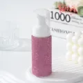Vue détaillée d'un flacon pompe à mousse rose de 60 ml orné de strass pour voyage - 60ml / Rose