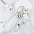Dettaglio di un ciondolo borsa bianco stile Y2K con pendenti a cuore, stella e orso - Stile Mazza da Baseball / Bianco