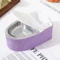 Ein funkelnder lila Strass-Aschenbecher in Toilettenform mit weißem Klappdeckel - Hellviolett