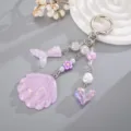 Détail d'un bijou de sac série océan avec queue de sirène et coquillage en acrylique - Mauve Clair