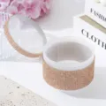 Vue macro du bol de désinfection de manucure en strass avec couvercle ouvert pour embouts de ponceuse - Or champagne