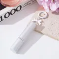 Detalle del atomizador de perfume plateado de 5 ml con un elegante lazo blanco - Blanco