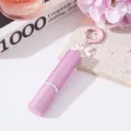 Vista detallada del atomizador de perfume rosa de 5 ml con un lindo llavero de lazo - Rosa