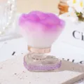 Detailaufnahme der herzförmigen Basis mit lila Strasssteinen am floralen Make-up-Pinsel - Hellviolett