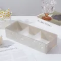 Dettaglio dell'organizzatore per cosmetici a tre scomparti con strass scintillanti. - 28.6x11.4cm / Bianco